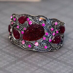 7 inch, Vintage Pink Faux Gems SIlver Tone Wavy Abstract Bangle - GX9